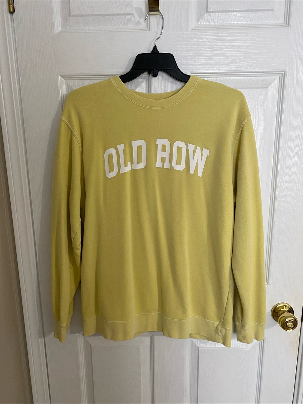 OLD ROW Women’s Crewneck Sweatshirt in Pale Yellow